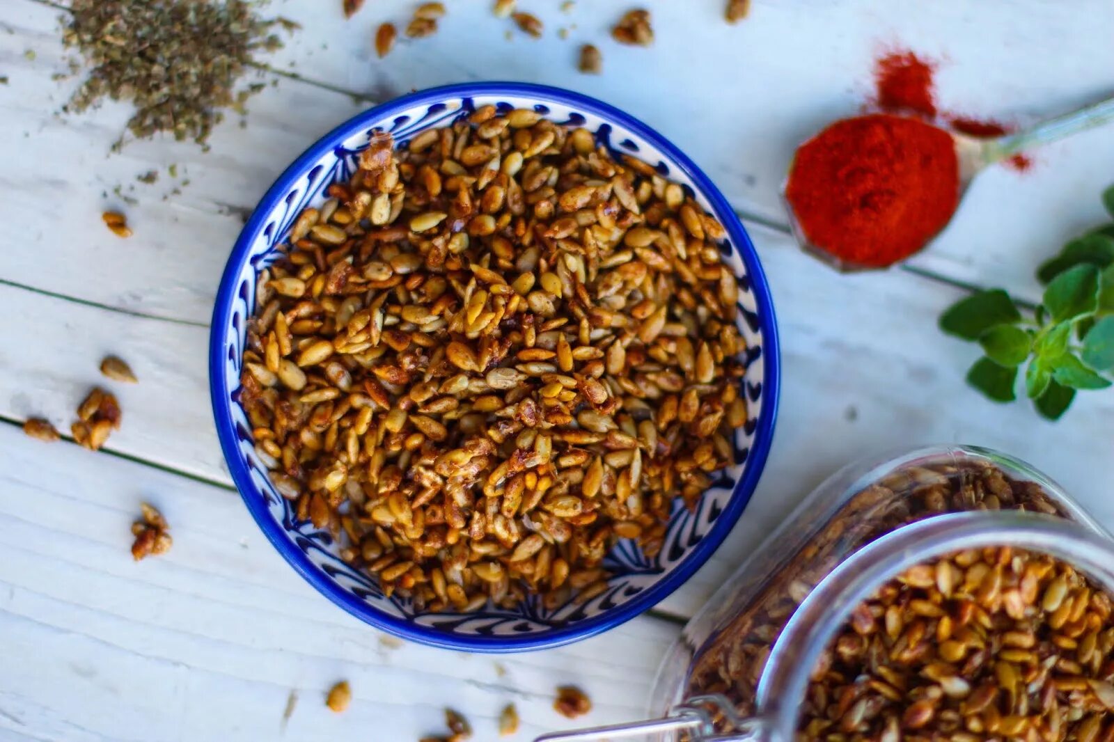 Семечки можно давать курицам. Семечки. roasted sunflower seeds. семечки полосатые жареные. молдавские семечки.