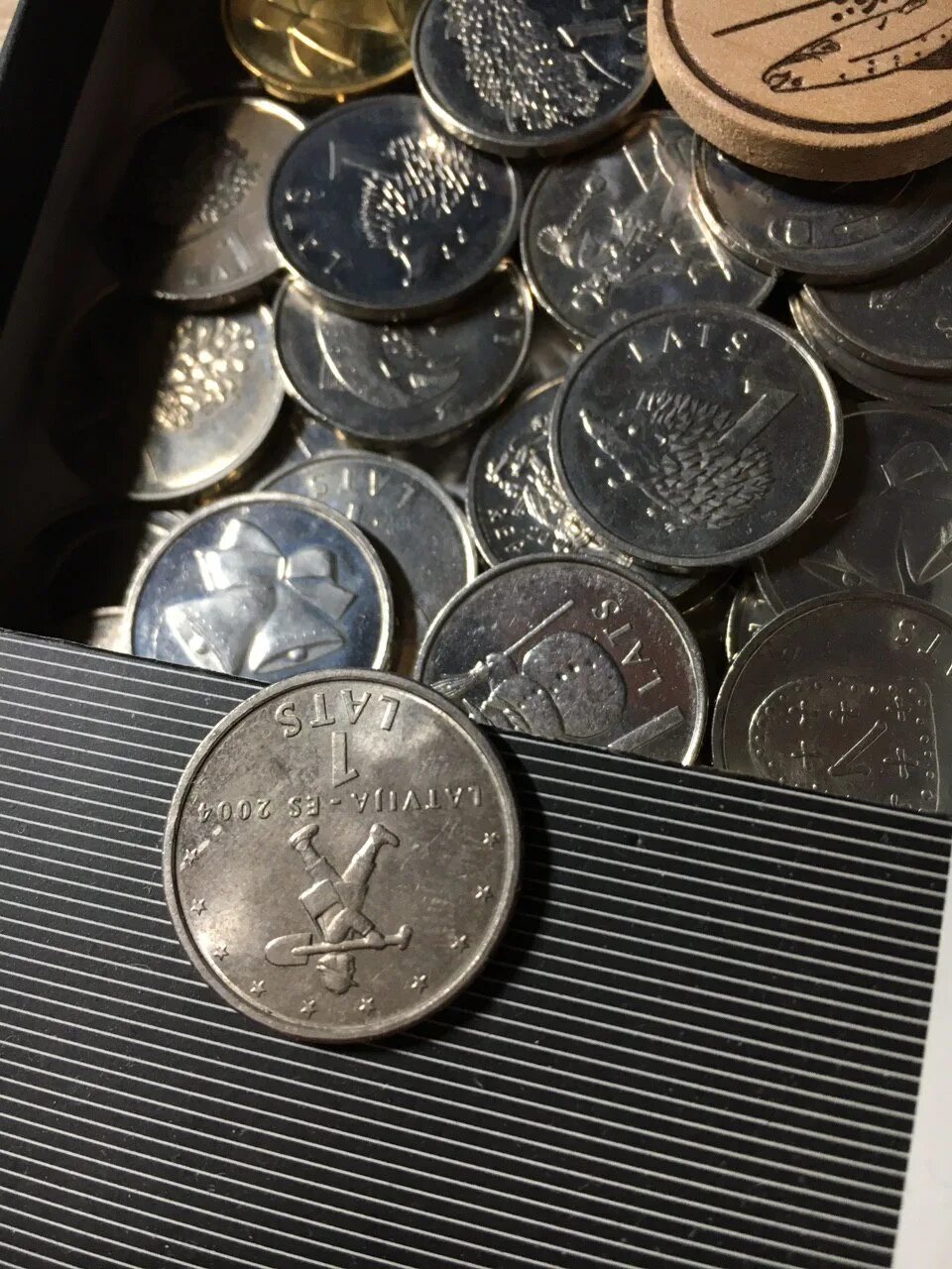 коллекция в акика. ювелирная выставка большая морская фото здания. история пуговицы выставка. наша коллекция. коллекционные ракушки.