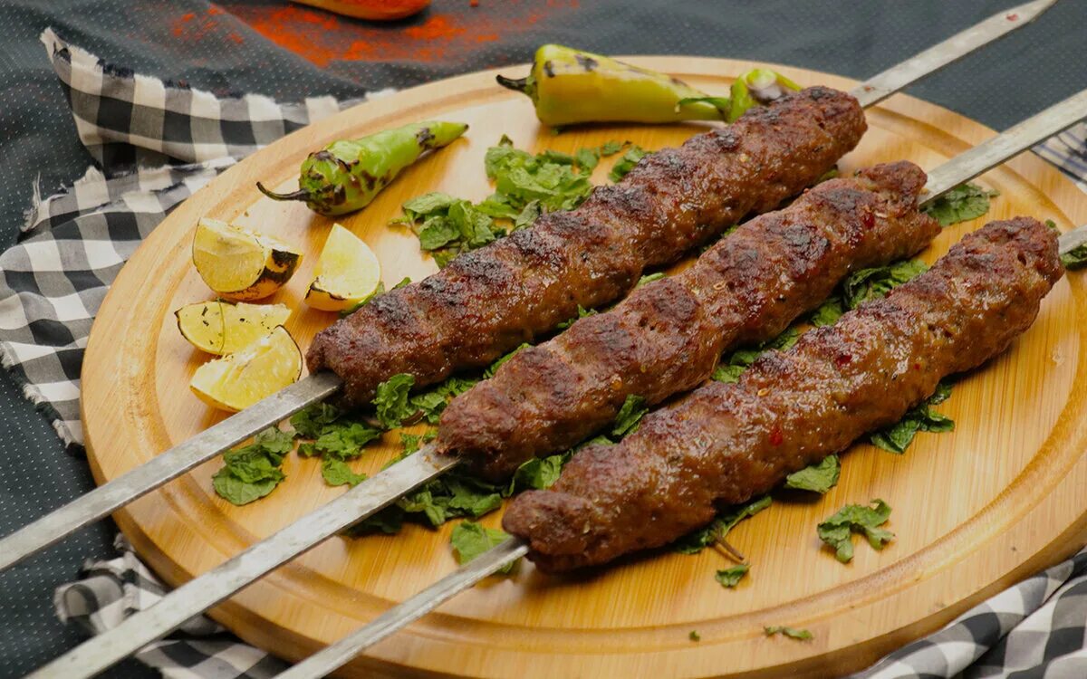 Блюдо люля кебаб. Адана кебаб турецкая кухня. Люля кебаб Адана. Люля-кебаб (азербайджанское национальное блюдо).