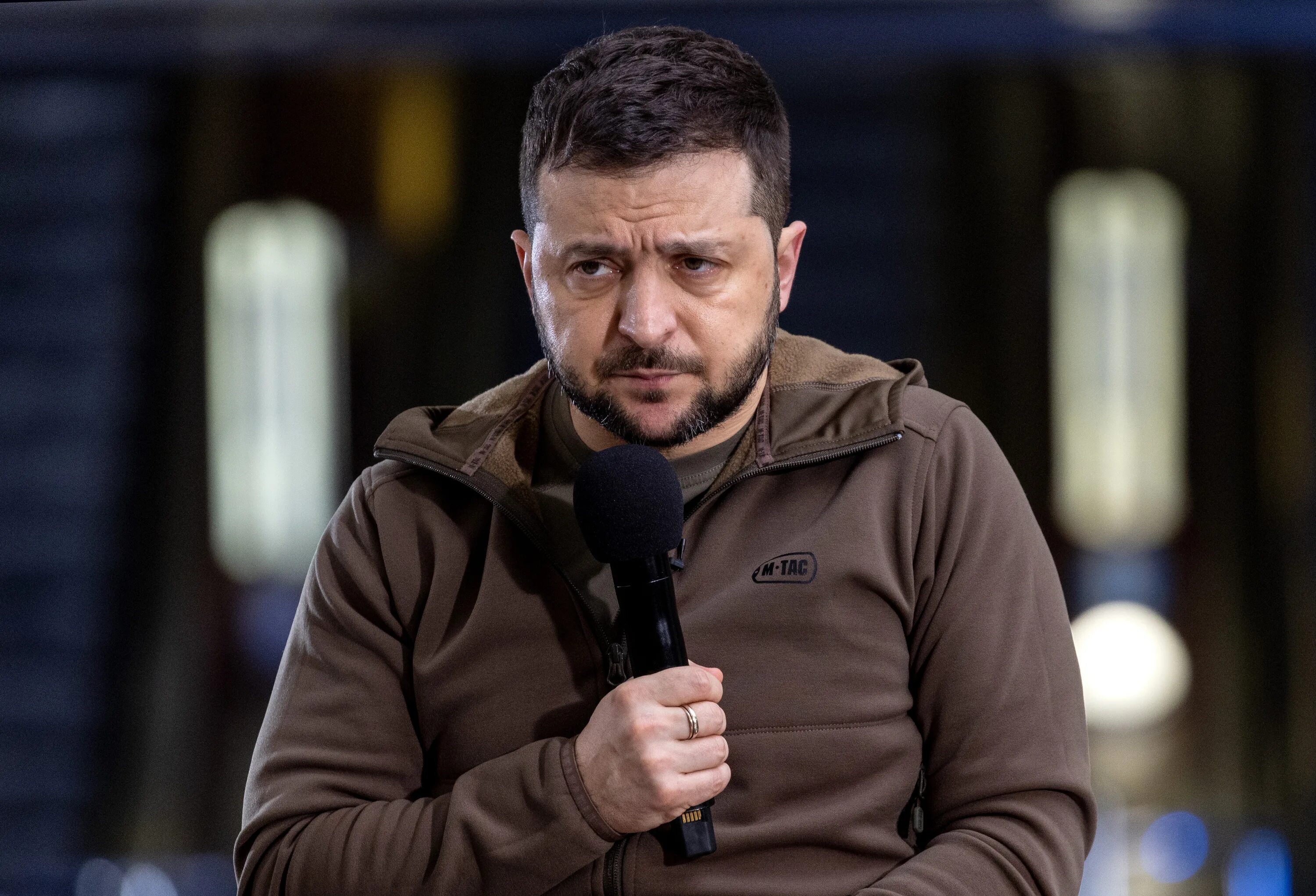 Зеленский фото. Владимир зеленский 2022. Зеленский. Президент украины владимир зеленский война. Отношение к зеленскому сегодня.