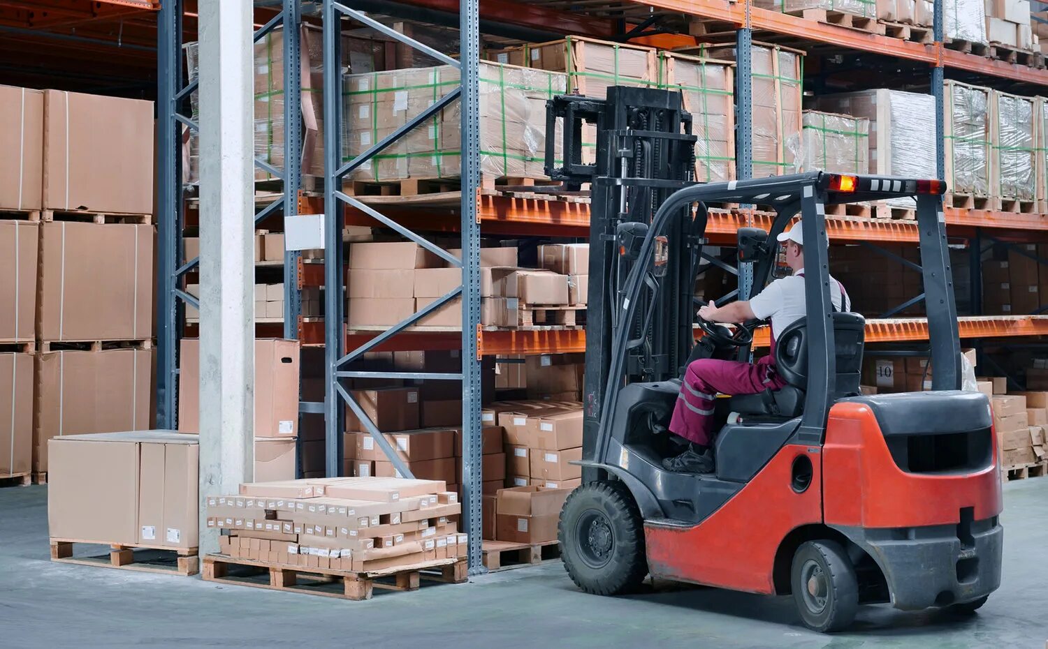 Погрузчик на складе. 5xt. Штабелер hyster r 1. Xcf1612k вилочный погрузчик. Ричтрак toyota.