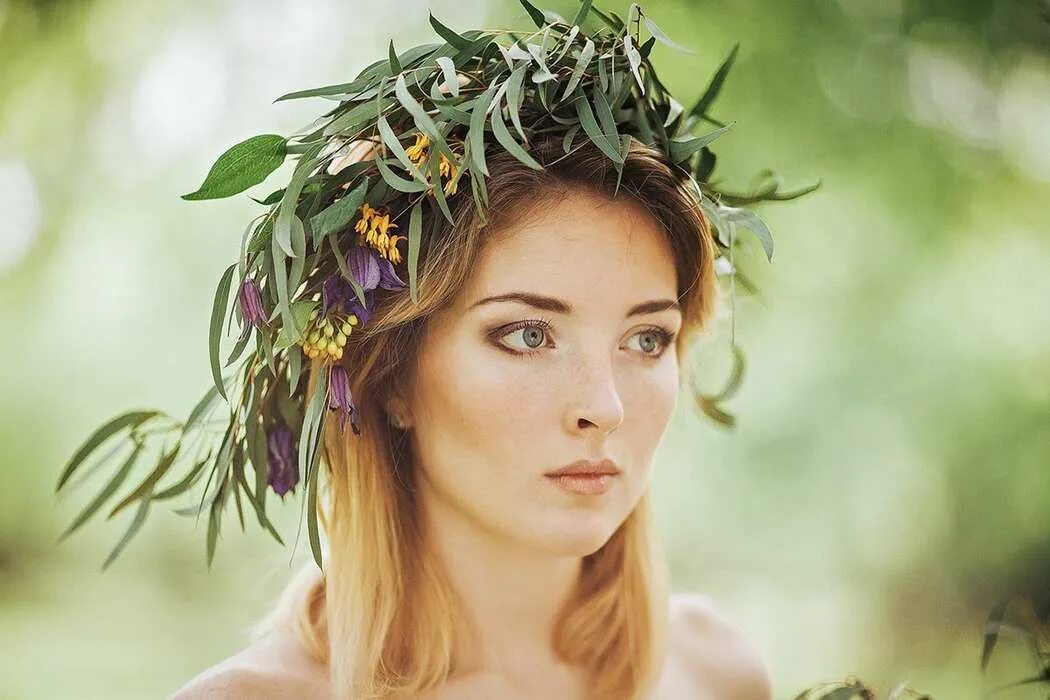 Украшения для волос с цветами. Девушка украшенная цветами. Девушка флорист. Фотосессия в лодке с цветами девушка. Женщина в цветах.
