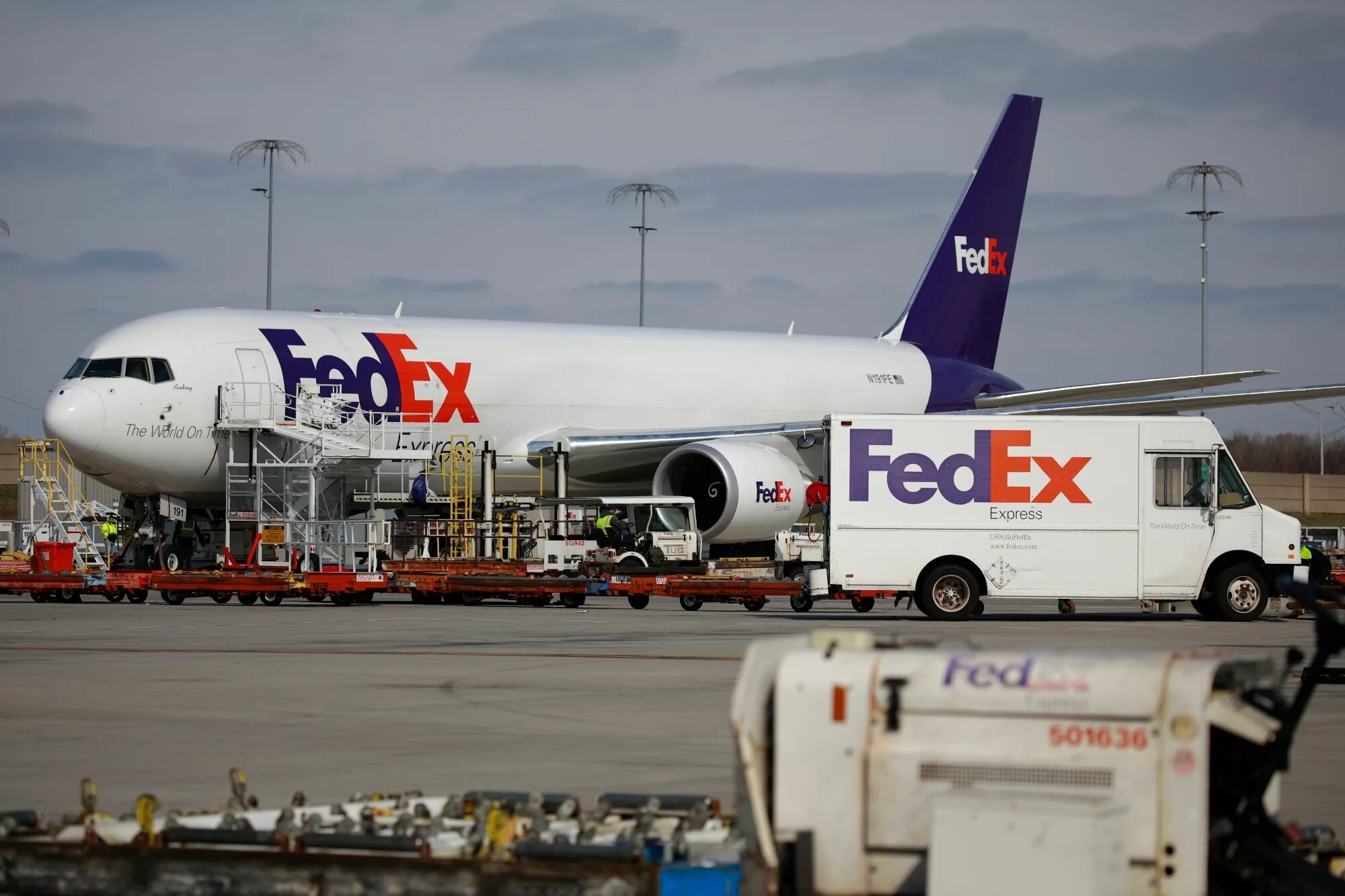 Самолет FEDEX. FEDEX Грузовики. А350 FEDEX. Fedex track