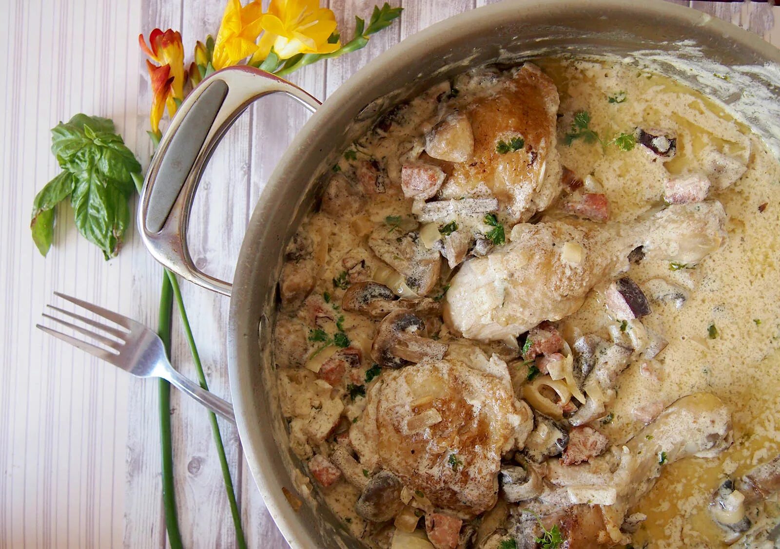 Курица тушеная в луке и сметане. Курица тушеная в сметанном соусе. курица с овощами в сметанном соусе. курица тушеная в сливочном соусе. курица в сметане на сковороде.