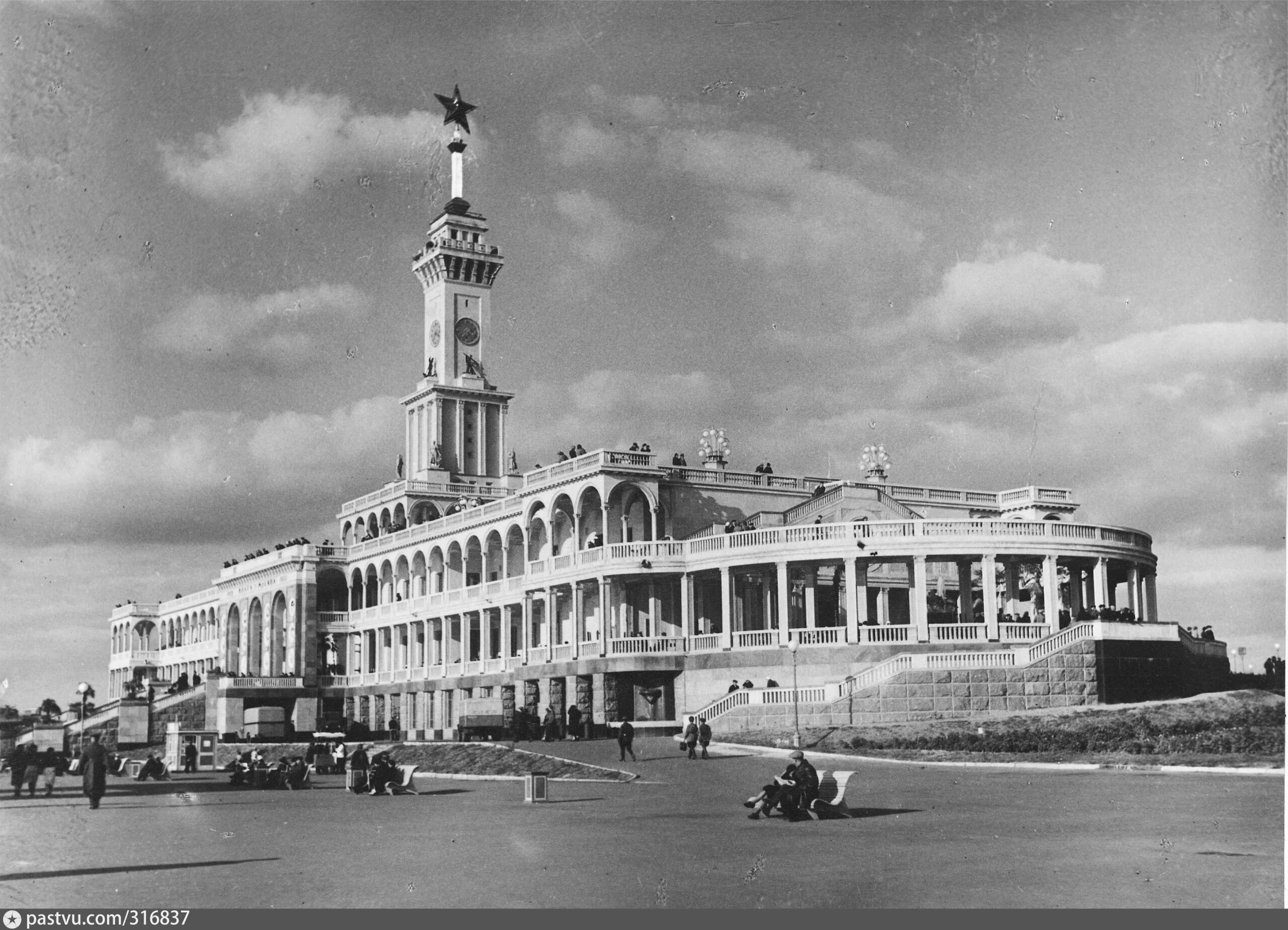 Здание северного речного вокзала в форме. Северный Речной вокзал 1937. Северный Речной вокзал в 1937 году. Северный Речной вокзал 30-е годы. Северный Речной вокзал Москва.