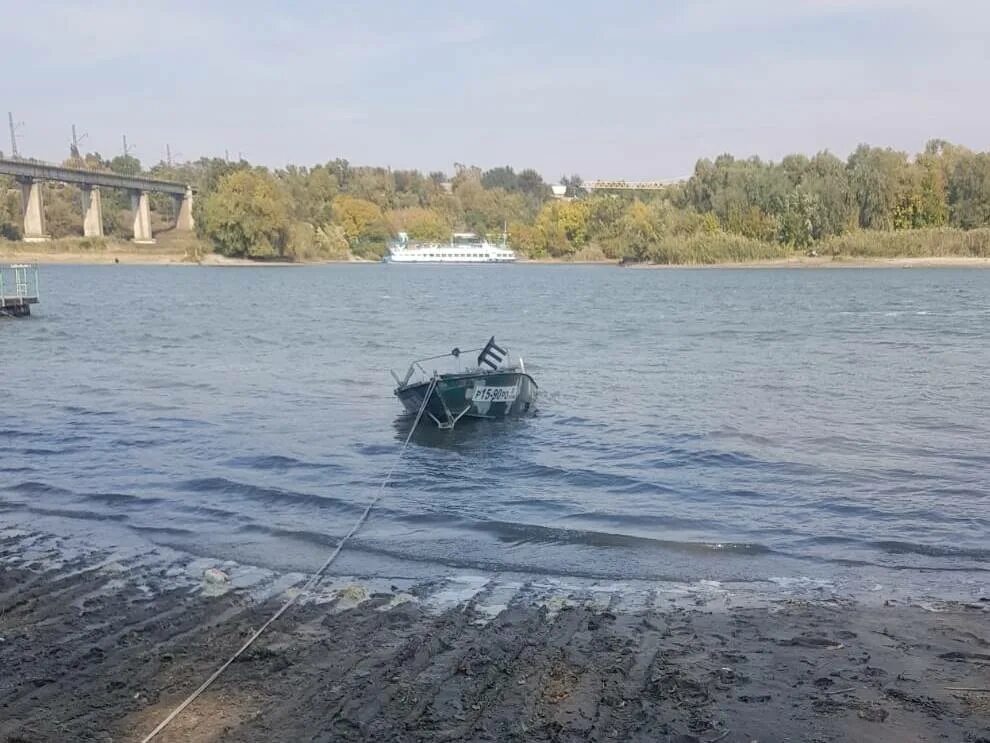 Температура воды в реке дон в ростове. Перевернулась лодка с рыбаками. Катер Дон. Река Дон лодка. Нагон на реке Дон.