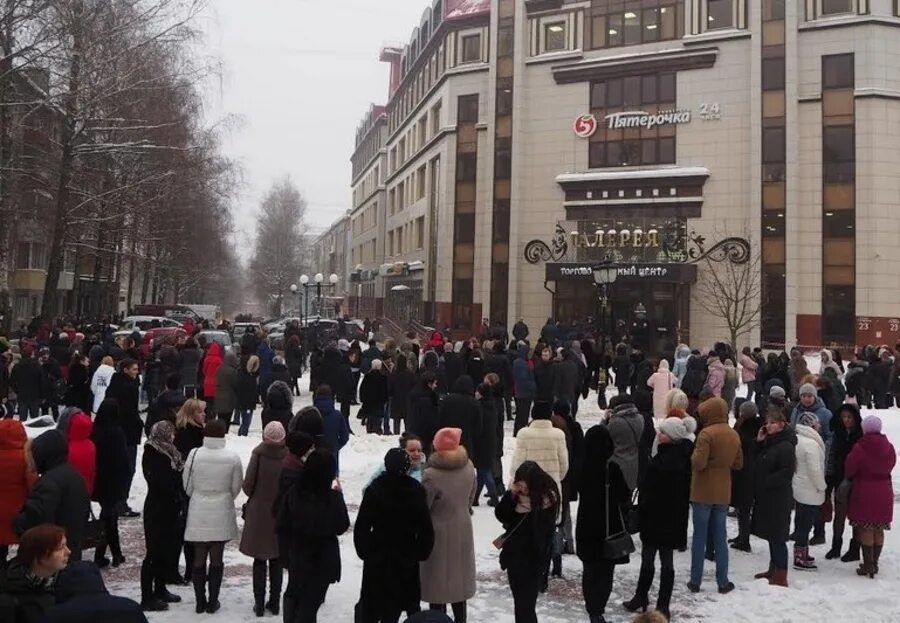 Эвакуация трц галерея. ТОЦ галерея Брянск. Эвакуация ТЦ галерея Брянск. Эвакуация школ в Брянске. Торговый центр галерея эвакуация сегодня Брянск.