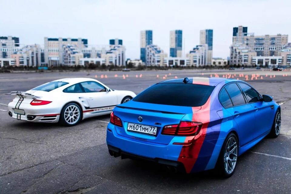 М5 на русский. BMW m3 и m5. BMW f30 Триколор m. BMW f30 винил. Триколор на БМВ f30.