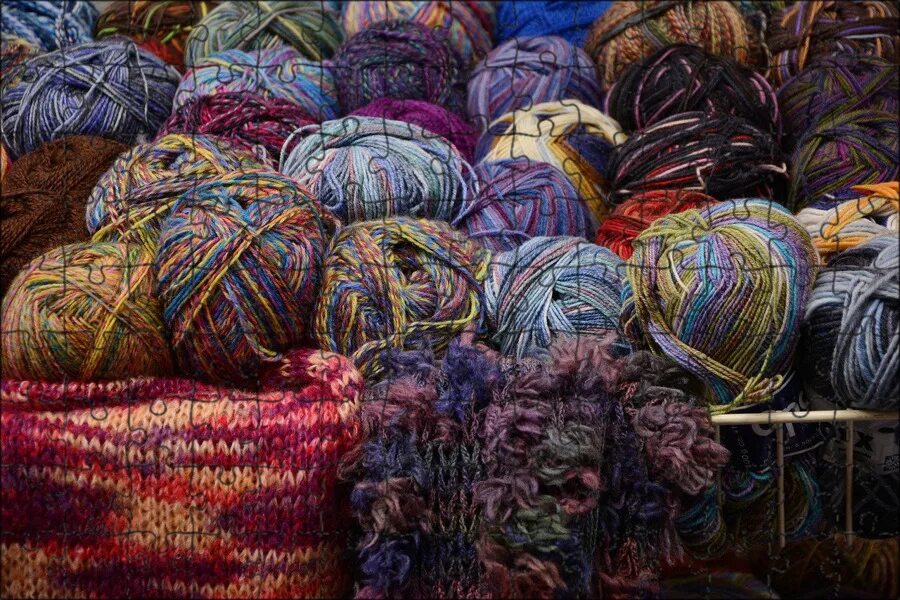 Мотки пряжи купить. Шерстяные нитки для вязания. Разноцветная пряжа. Цветная пряжа для вязания. Мотки пряжи.
