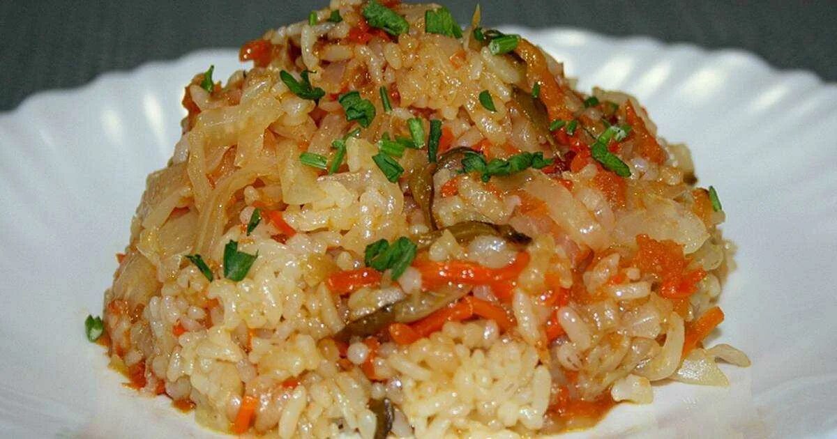 Тушеная капуста с рисом. Тушеная капуста с рисо. Рис с капустой и мясом. Капуста с рисом тушеная на сковороде. Рис капуста морковь рецепт