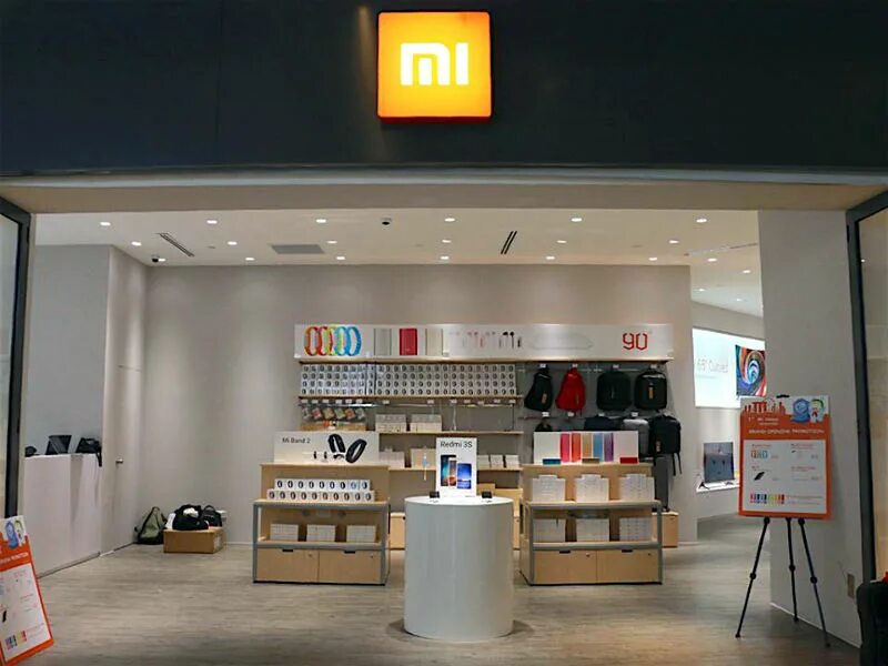 Магазин xiaomi mi ru. Mi shop (Xiaomi). Mi stor ксиоми. Витрина Xiaomi. Multibrand Store Xiaomi.