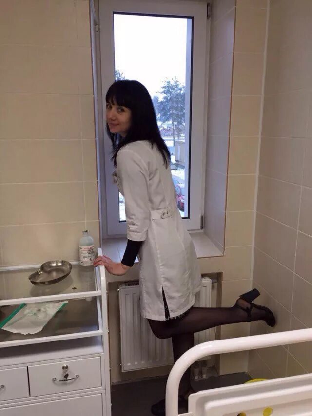 Русские медсестры в больнице. Красивая медсестра в больнице. Красивые девушки в поликлинике. Медсестра в халате.