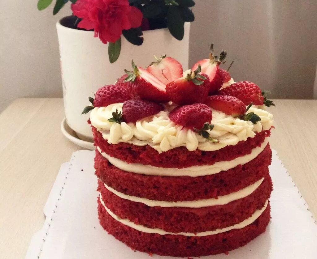 Красная кулинария. Торт красный бархат. Красный бархат с вишневым конфи. Торт красный бархат красивое украшение. Красный бархатный торт.