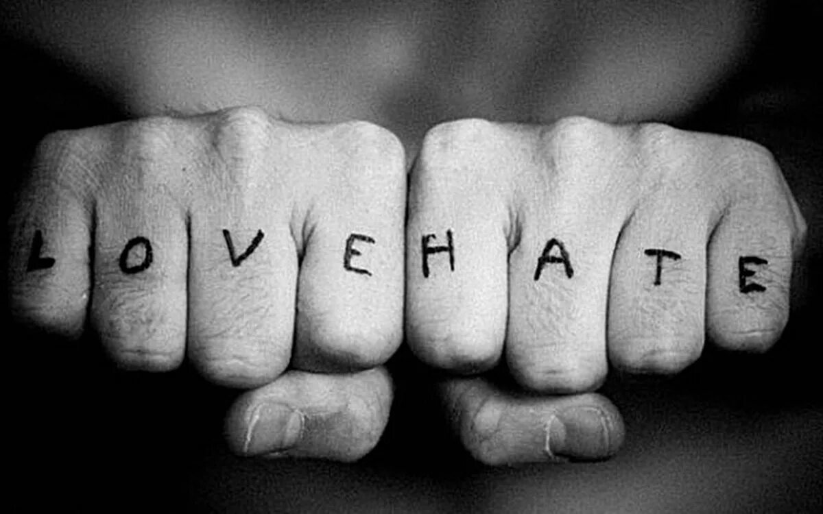 Татуировка ненавижу любовь. Любовь и ненависть. hate тату на пальцах. тату любовь и ненависть.