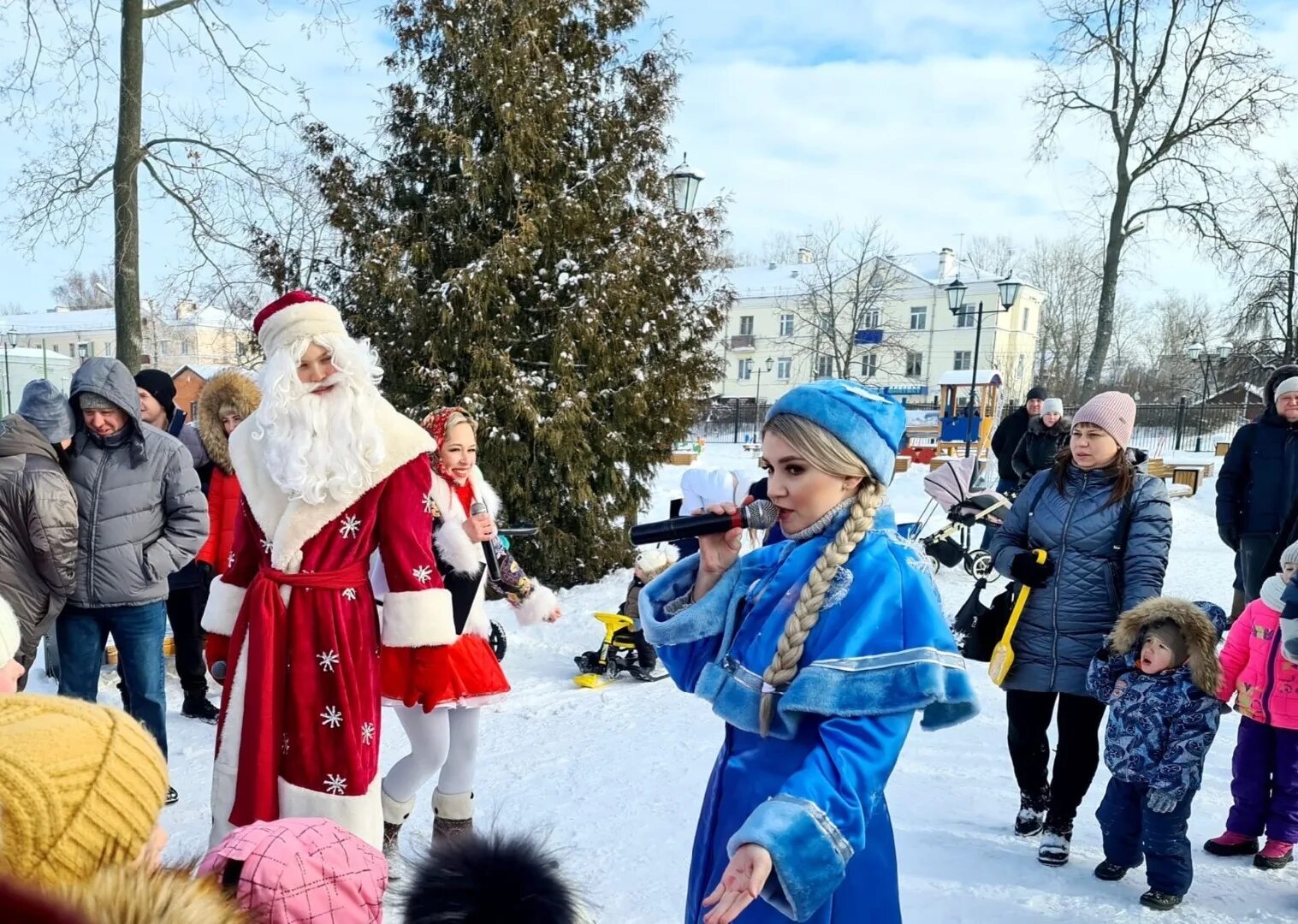 Конкурсно-игровая программа новогодние забавы. Новогодние забавы в Олонце. Флешмоб Снегурочки с детьми. Дед Мороз у ДК Железнодорожник Омск.