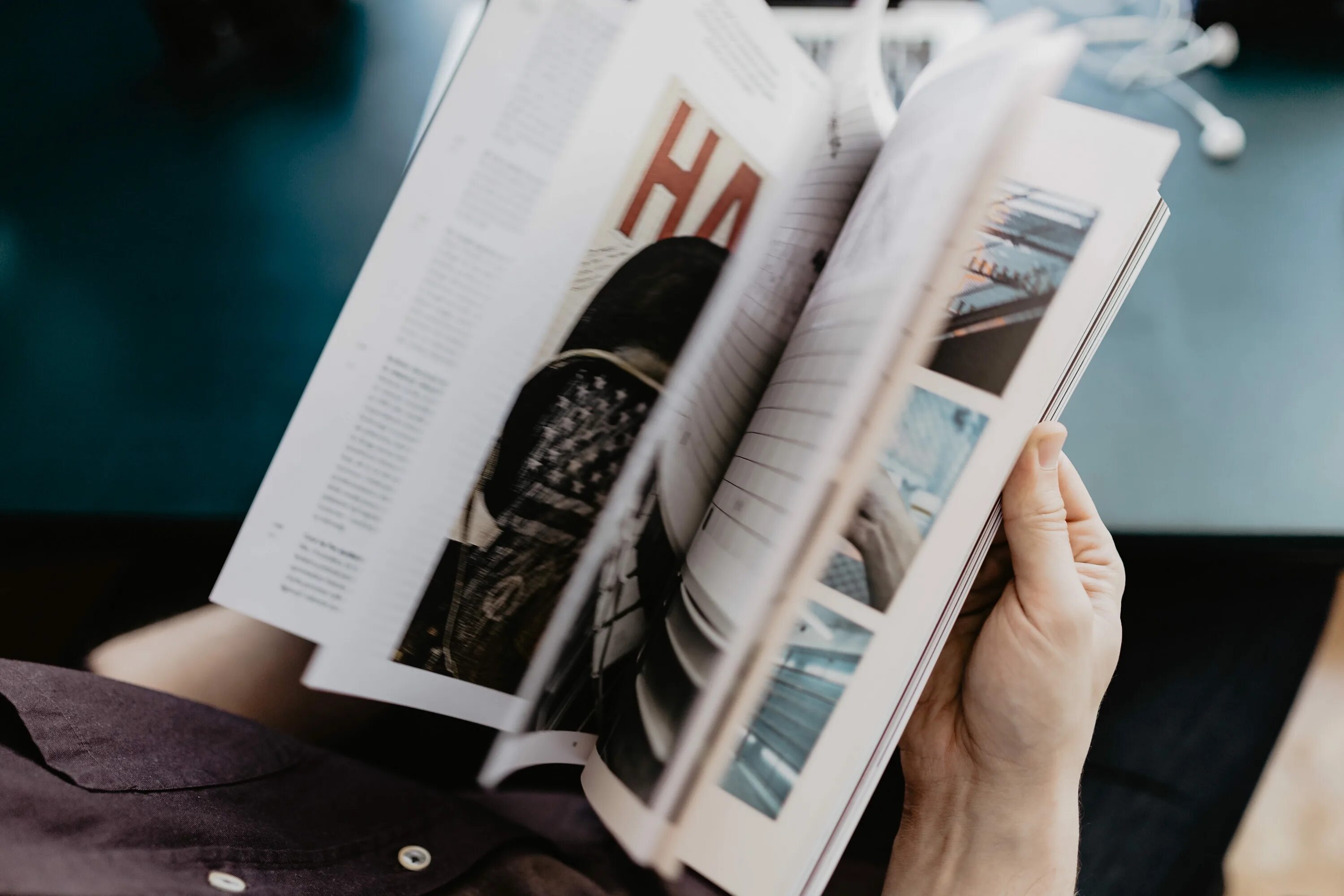 She reads magazines. Человек читает журнал. Фотосессия с журналом в руках. Девушка с журналом в руках. Человек с журналом в руках.