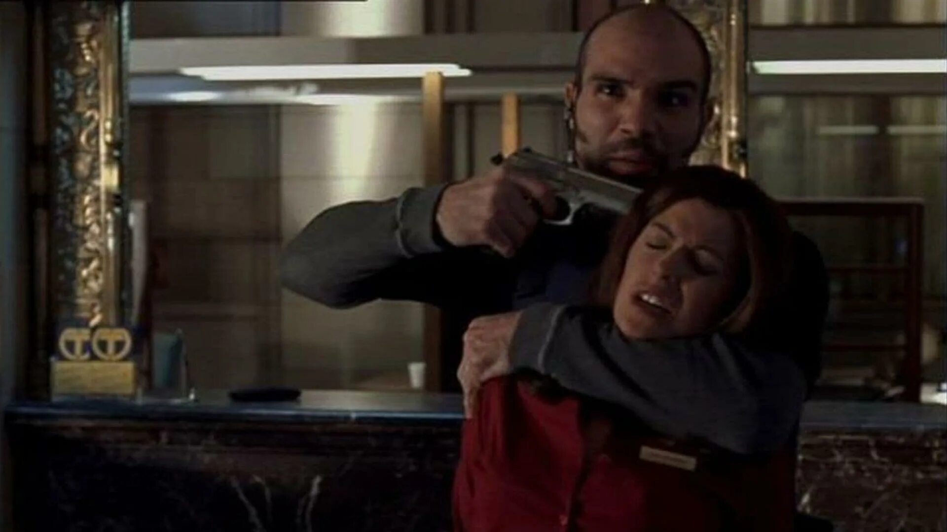 Ограбление в ураган фильм 2018. Ограбление банка. Ограбление банка фильм название по картинке. Они начали грабить дом. Креативный юмор.