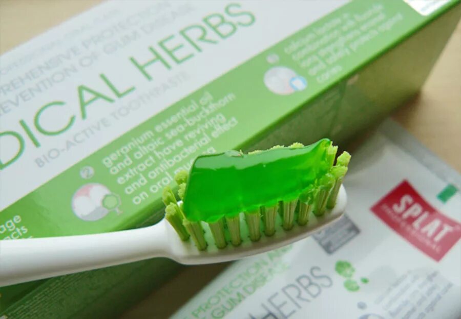 Зубная паста. Зубная паста зеленого цвета. Цветная зубная паста. Зубная паста с фтором.