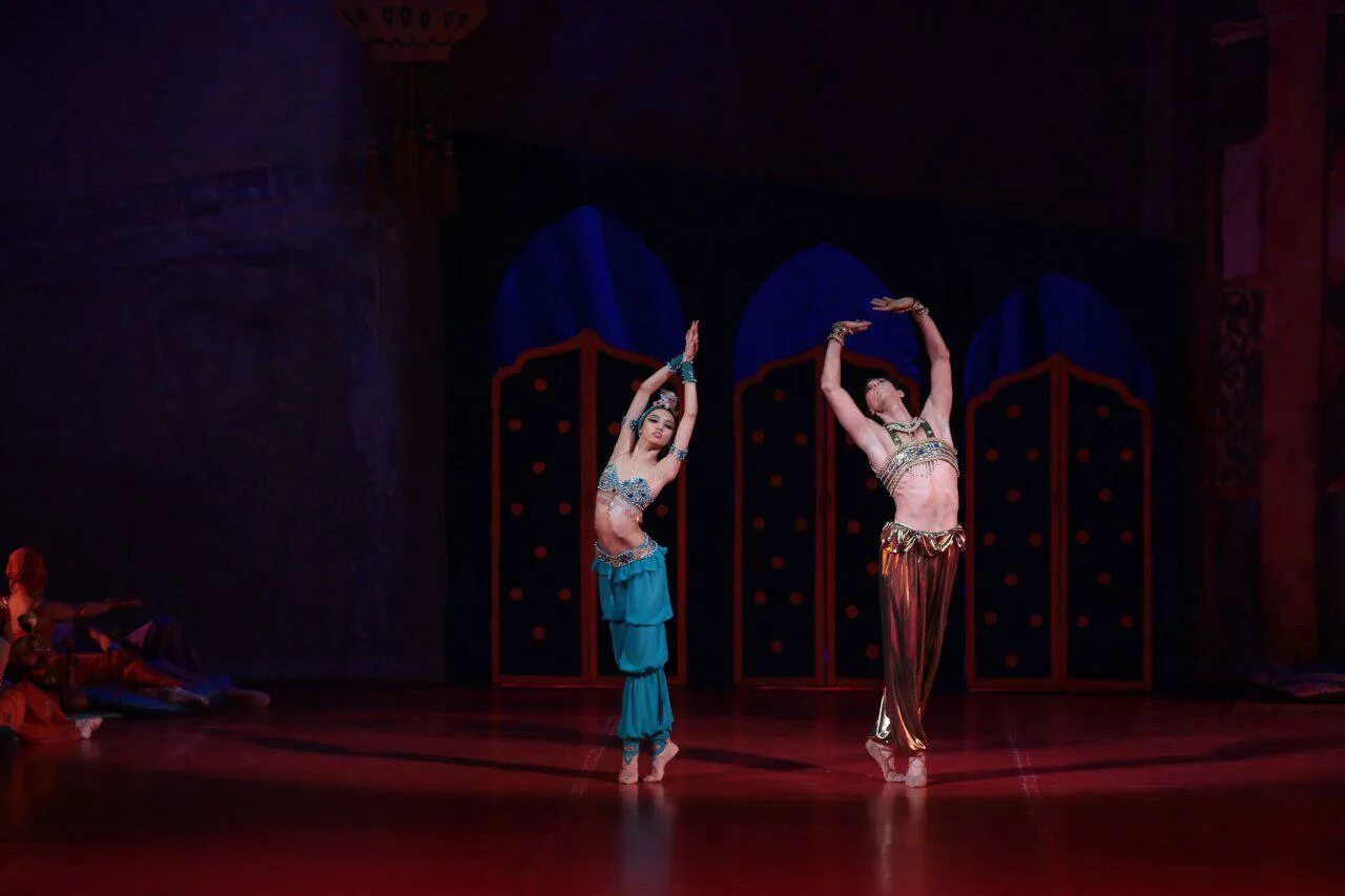 Шехерезада римский. Шахерезада и волшебная лампа дк ленсовета. Шахерезада и волшебная лампа дк ленсовета. Театр оперы и балета саратов 1000 и 1 ночь. Шехеразада балет фокина.