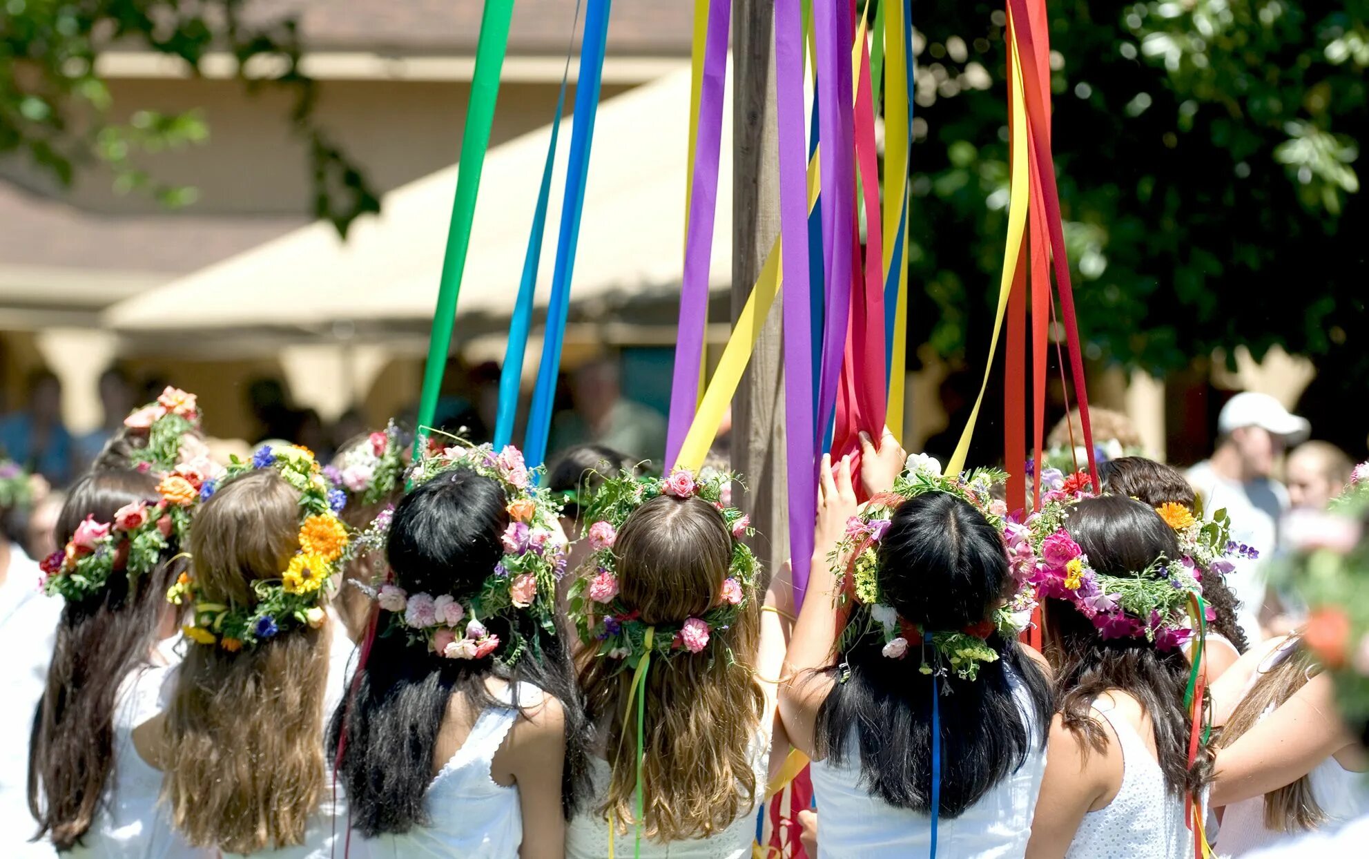 8 may day. Maypole Майское дерево. Мэй Дэй праздник в Англии. Белтейн Майское дерево. Праздник Maypole в Великобритании.