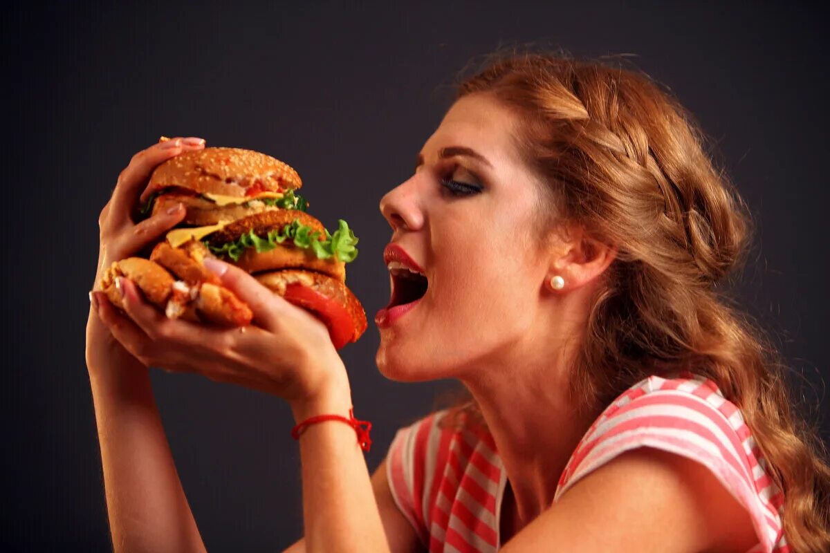 Виды поглощаемое пищи. Девушка с едой. Девушка ест бургер. Девушка с бургером в руках. Гамбургер в руке у девушки.