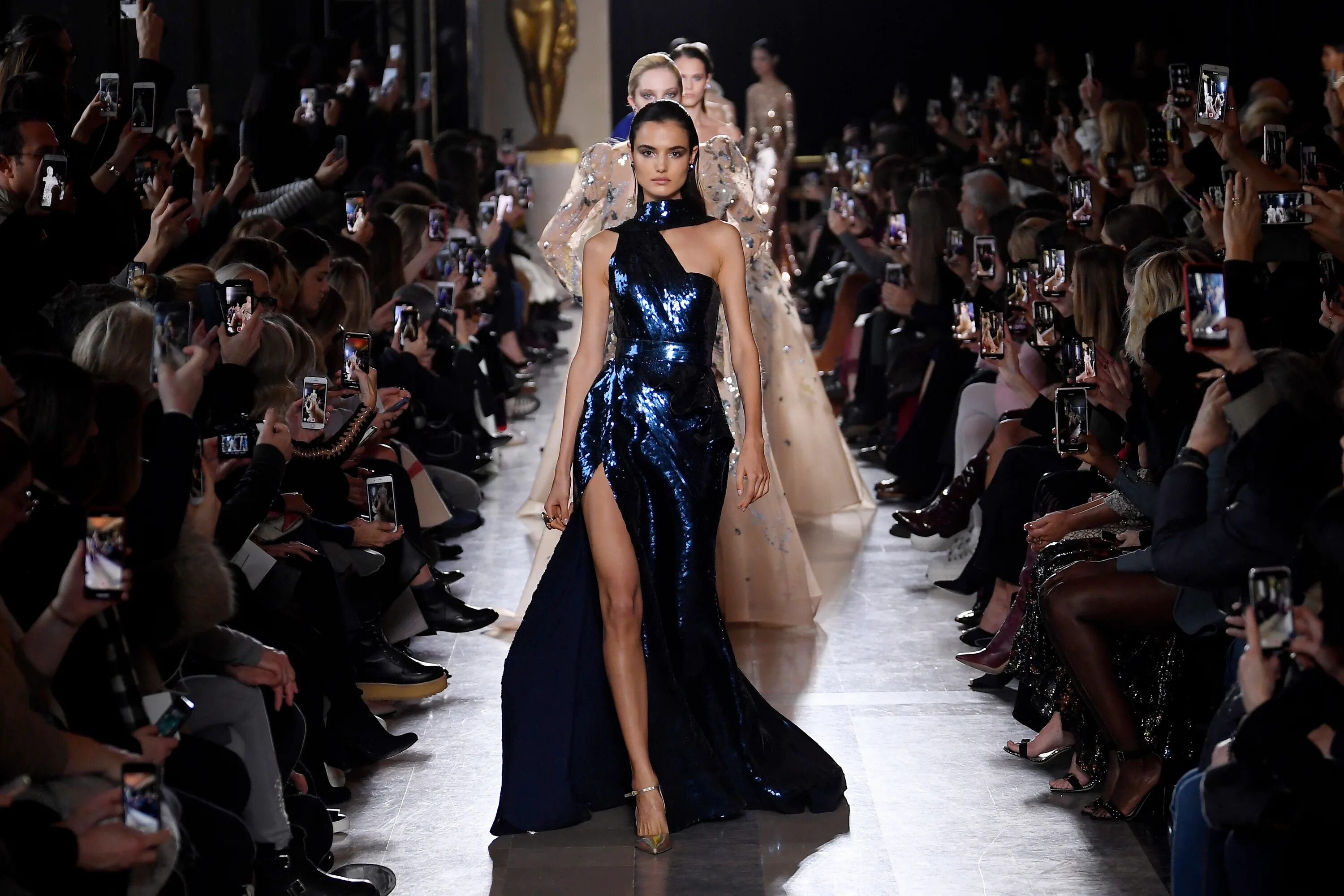 Elie saab 2022. Эмили ратаковски показ мод. Эмили ратажковски версаче. Модели на показе. Показ мод.