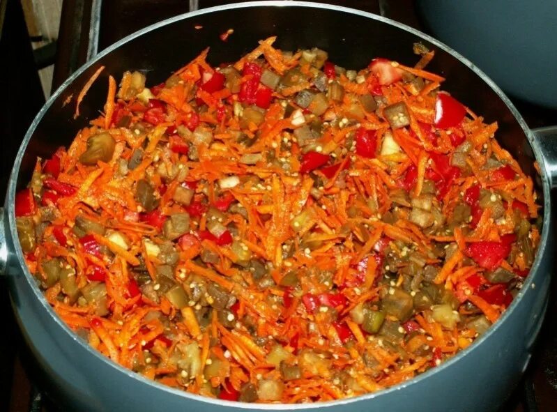 Консервировать фасоль с овощами рецепт. Фасолевый салат на зиму. фасоль с овощами на зиму. салат из фасоли на зиму. фасоль с морковью перцем и томатом на зиму.