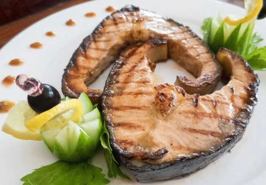 осетрина по царски. стейк осетрины. стейки из норвежской семги. белорыбица в духовке стейки. стейки осетра в духовке.