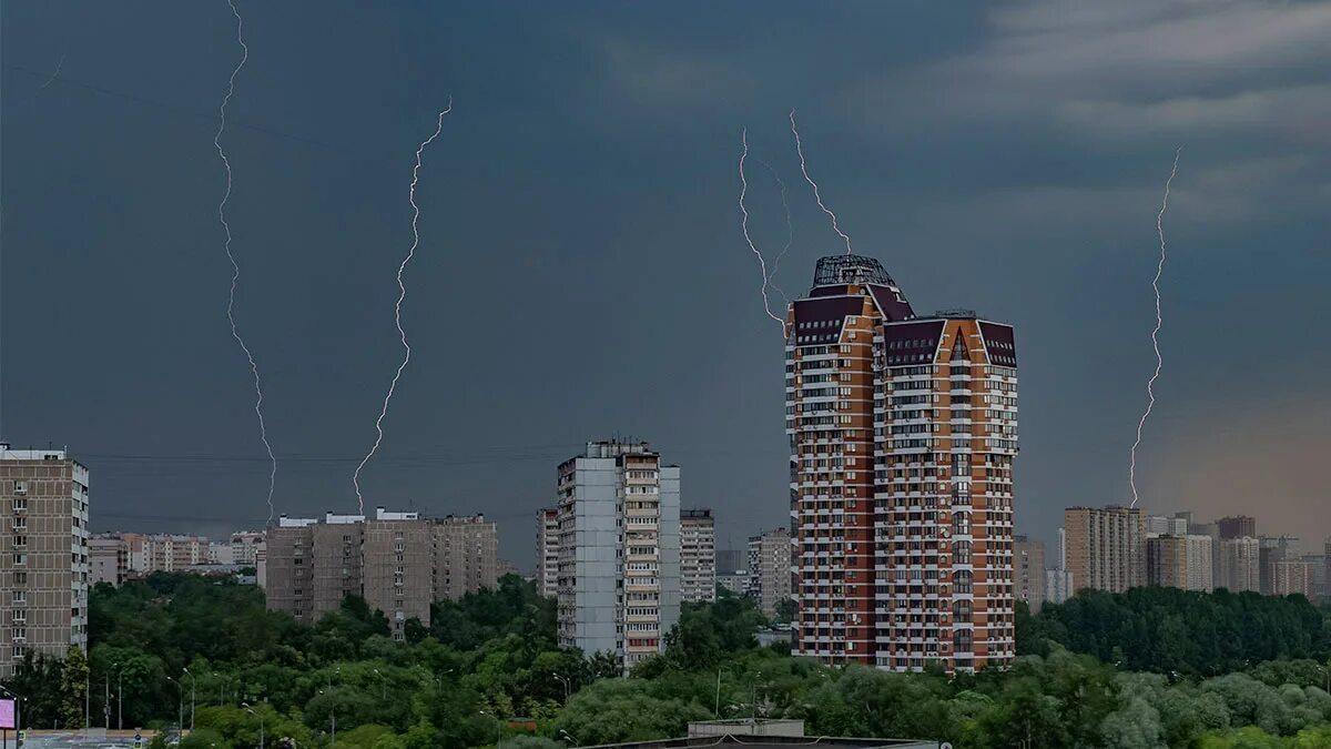 Ветер м с сегодня. Москва август 2013 гроза. Гроза в Новосибирске 30.06.22. Град в Москве в 2022г. Гроза в Москве.