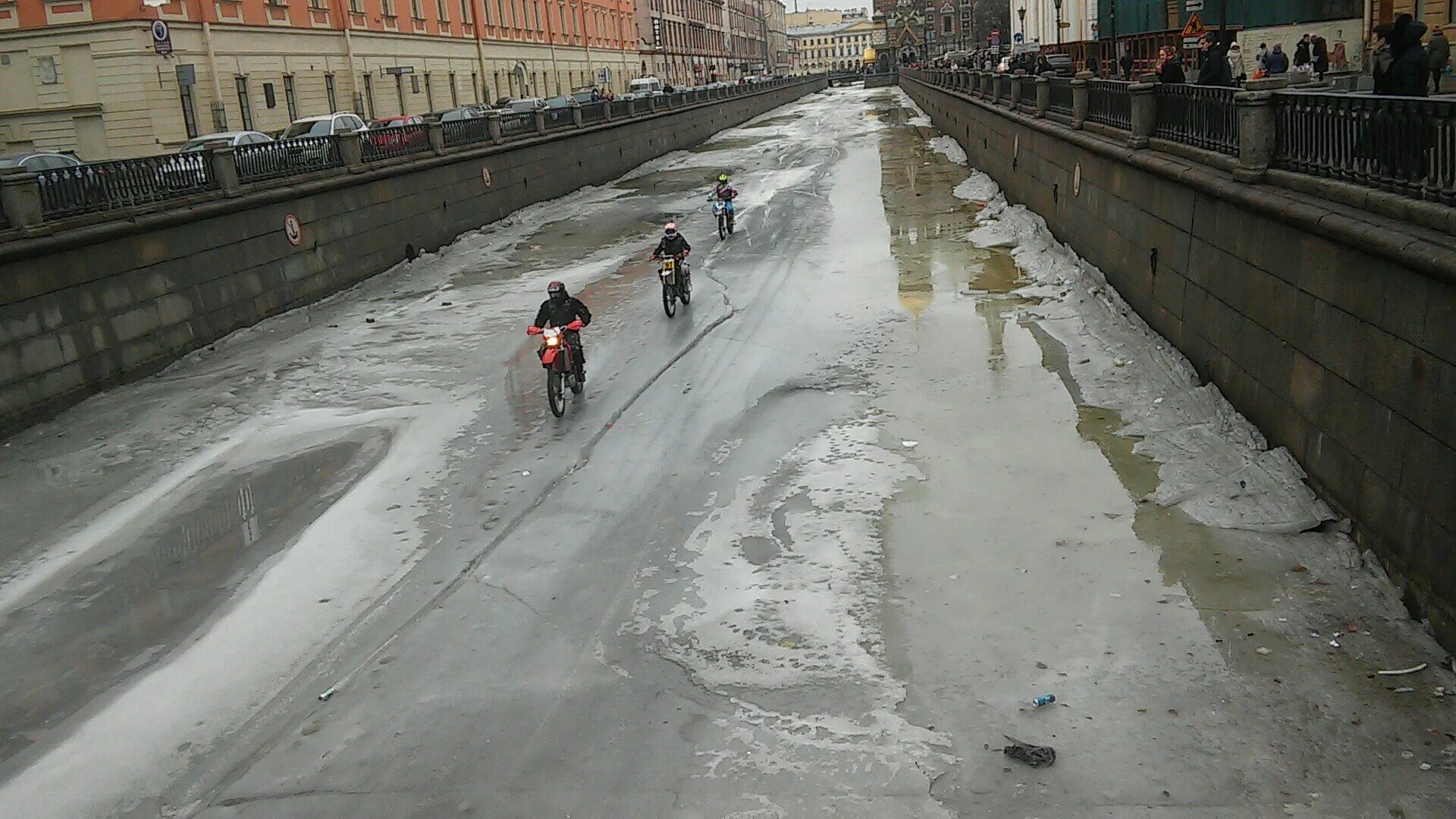 Опасно ли сейчас ездить. Прогулки по льду Фонтанки в Санкт-Петербурге. Прогулки по льду Фонтанки. Каналы Петербурга зимой. Лед на Неве.
