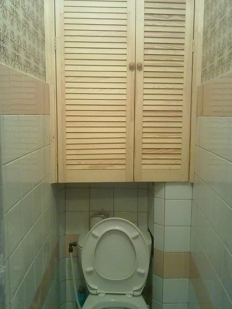 Дверцы за унитазом