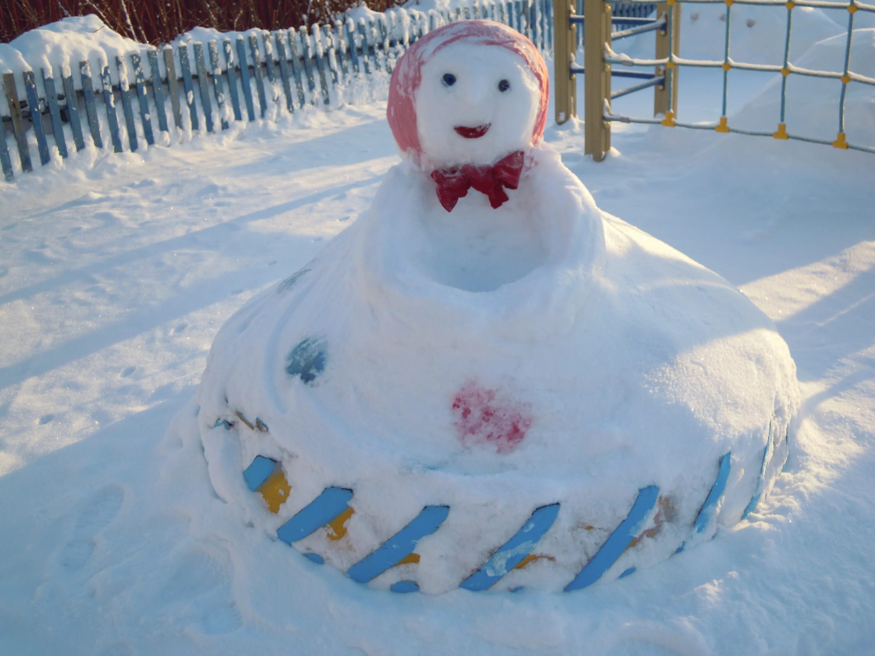 Фигуры из снега. Снежные постройка. Постройки из снега. Снежные постройка. Зимние постройки из снега.