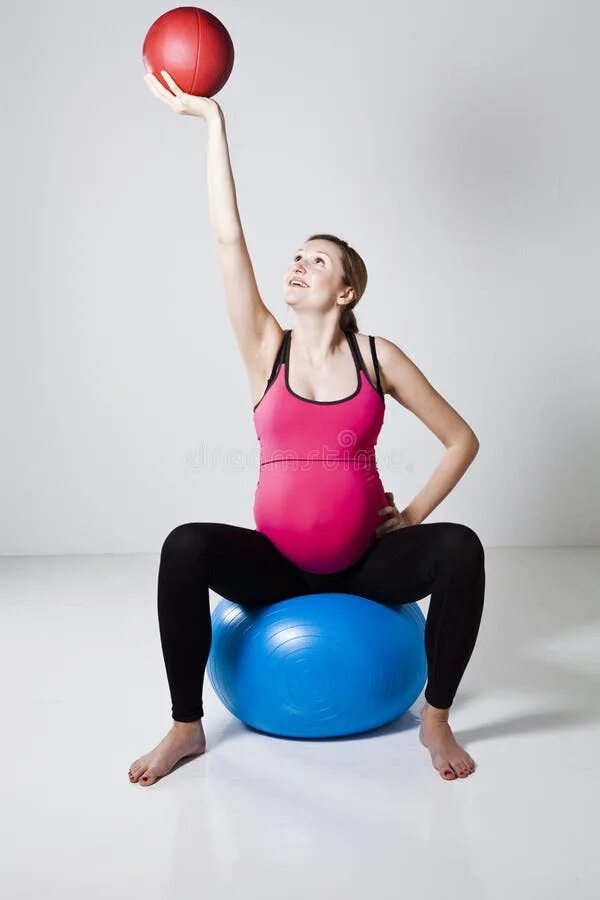 Прыгучий шар для беременных. Упражнения с шаром для беременных. Упражнения при беременных на шаре.