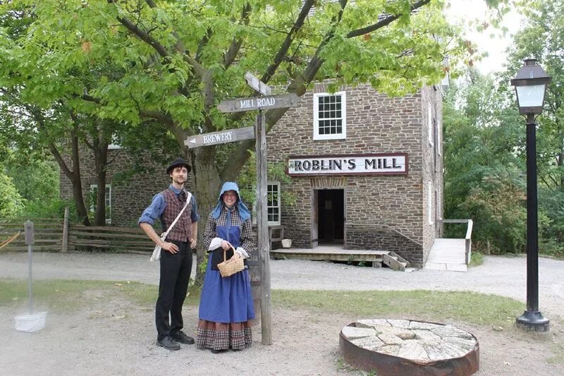 Экскурсия по коровнику. Блэк вилладж. Полосатый знак на столбе. Блэк вилладж. Деревня блэк крик.