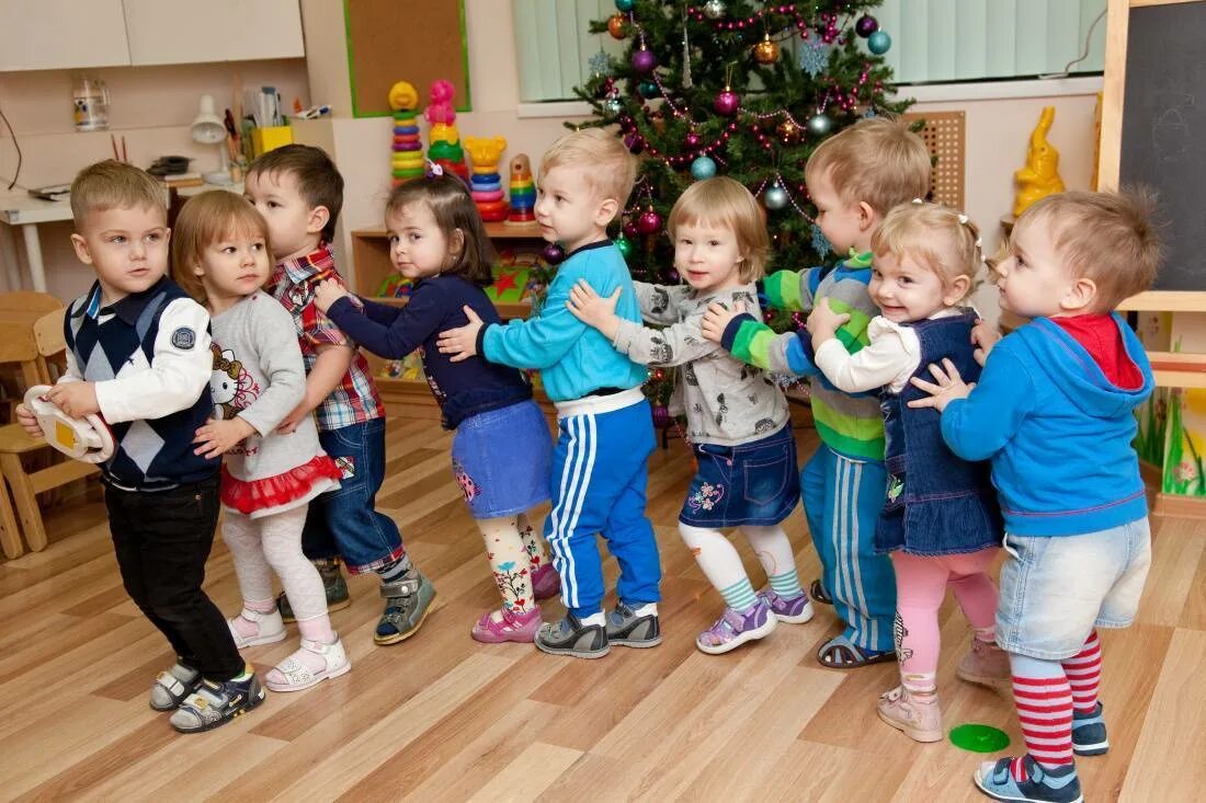 распорядок дня в детском саду по возрастам. сколько лет детям старшей группы. возраст детей дошкольного возраста. разница в возрасте 2 года. возрастные группы детей в детском саду.