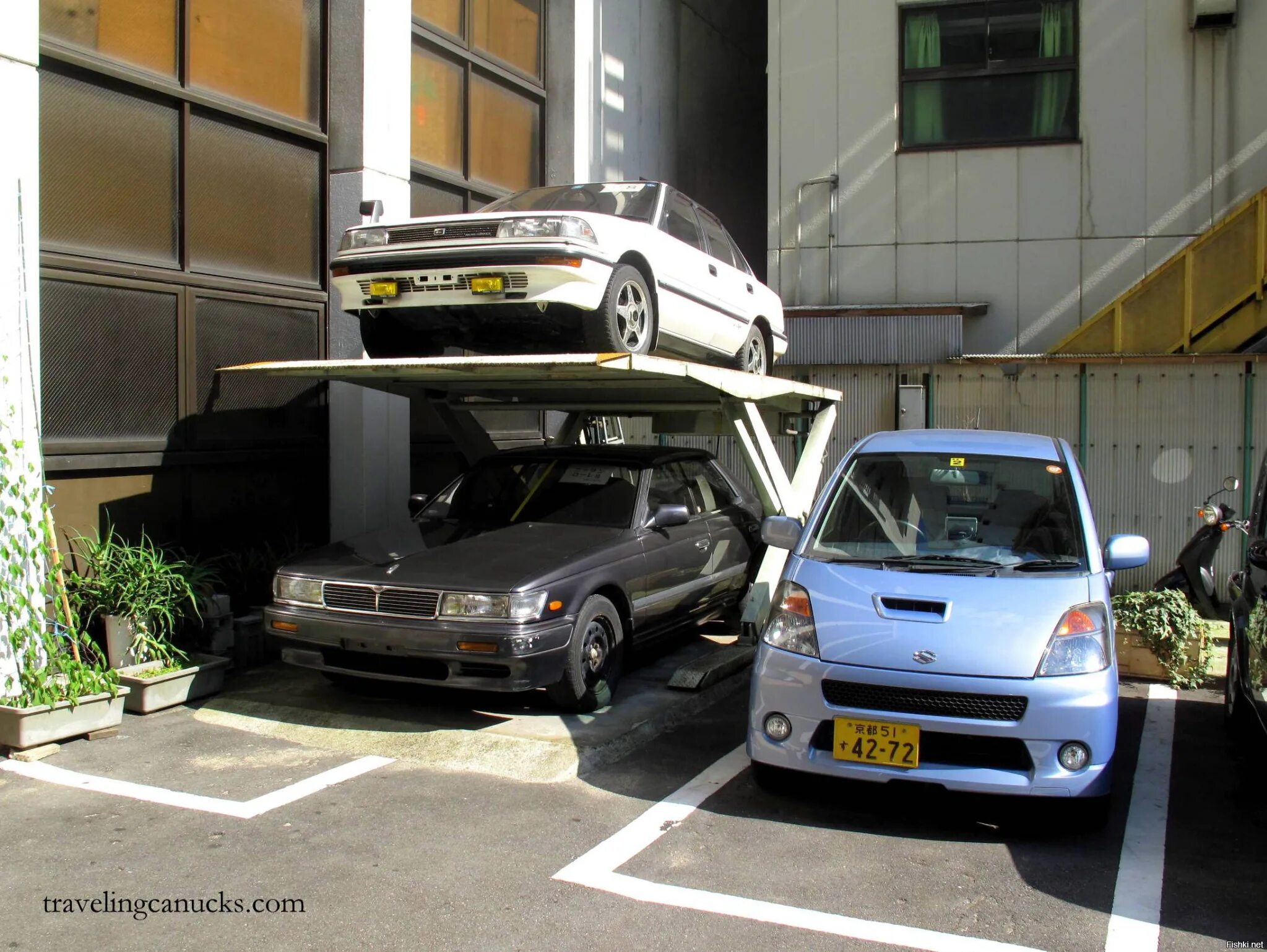 Авто из японии с 1 апреля. Парковка в Японии. Автостоянка в Японии. Двухъярусные парковки в Японии. Японская многоуровневая парковка.