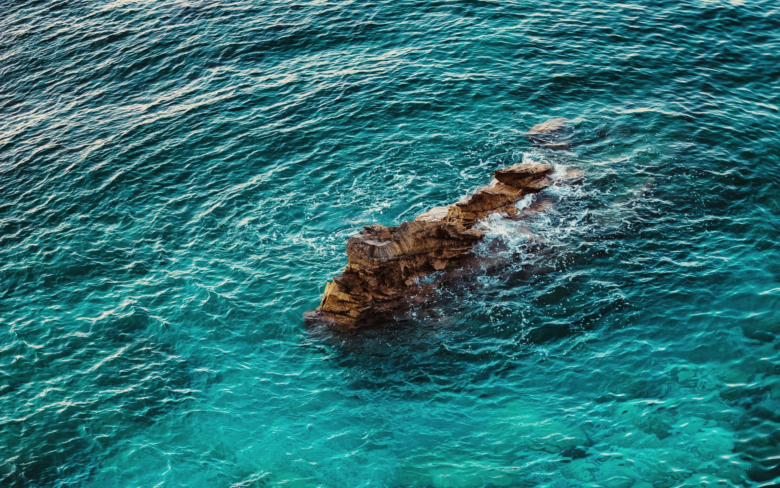 Снится вода океан. Море вид сверху. Океан вид сверху. Море скалы вид сверху. Вода сверху.