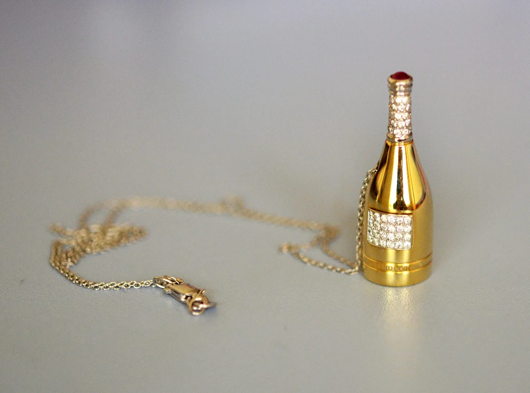 Шампанское золотое отзывы. Шампанское Даймонд. Champagne in Gold Bottle. Шампанское с золотой птичкой. Бутылочка Roberto Coin.