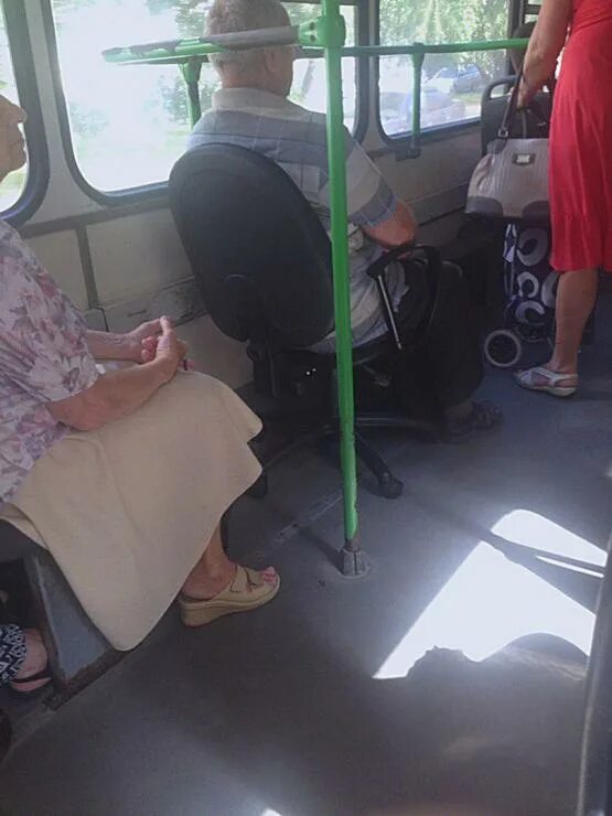 Красивые девушки в общественном транспорте. Пассажиры в маршрутке. Пассажиры общественного транспорта. Мужчина улыбается в автобусе. Два дня в автобусе.