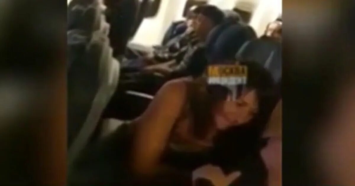 Пьяная пассажирка на рейсе сочи москва. Пассажирка аэрофлота обнажилась во время полёта и устроила дебош. Дебошир на рейсе стамбул москва. Скандальная пассажирка в самолете. Пассажирка рейса чебоксары москва.