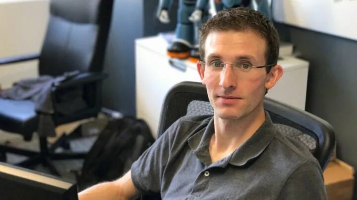 Обычный разработчик. Мужчина программист. парень разработчик. мужчина айтишник.