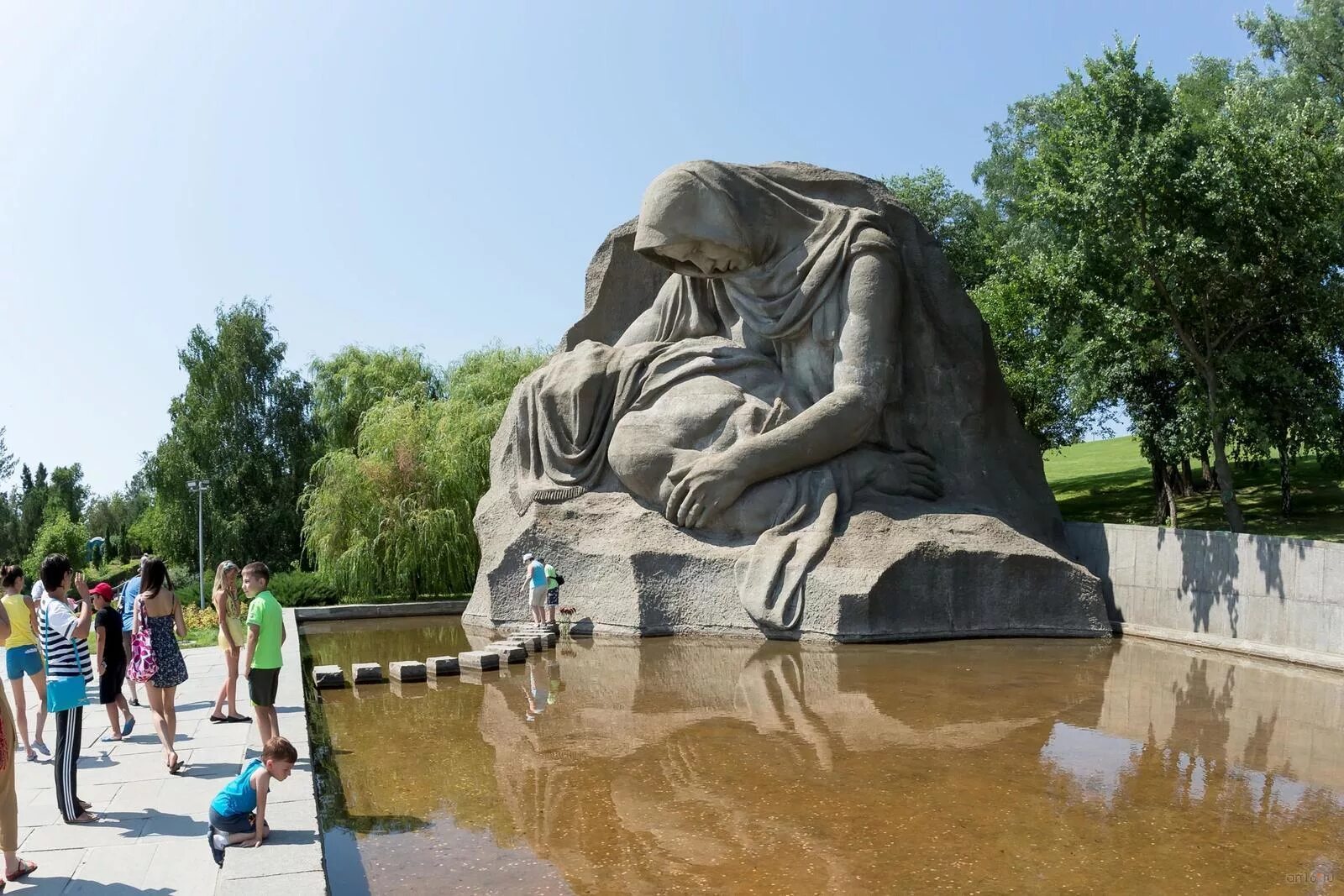 Озера скорби 2. Площадь скорби на Мамаевом Кургане. Мамаев Курган Волгоград озеро слез. Скорбь матери на Мамаевом Кургане. Скорбящая мать Мамаев Курган.