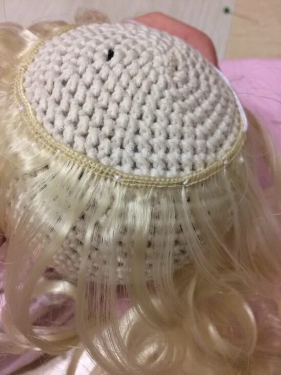 Как пришить вязаной кукле. Трессы вязаной кукле. Волосы для куклы из пряжи. Крепление тресс вязаной кукле. Волосы из ниток для куклы.