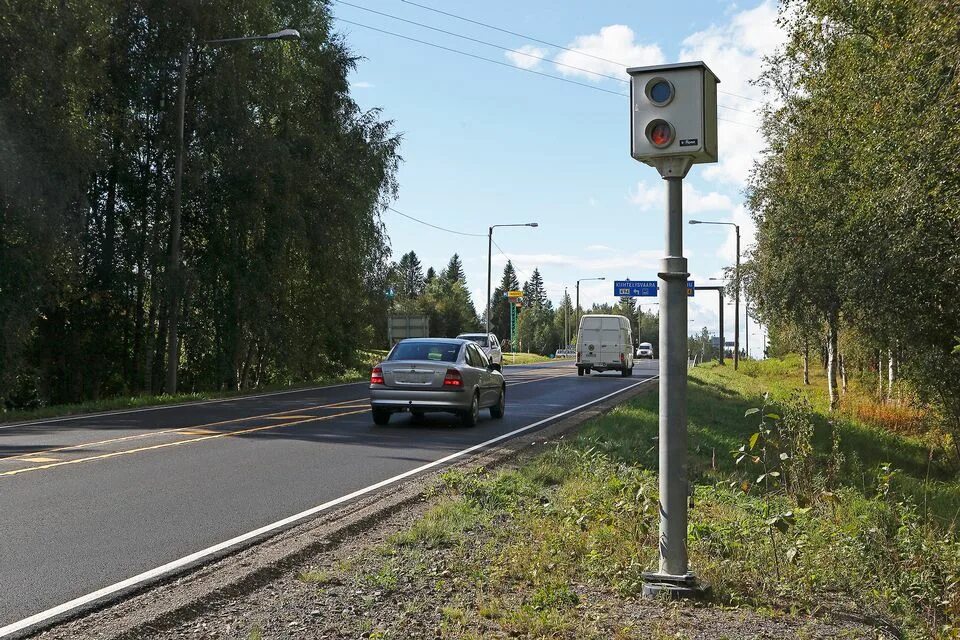 Камеры установленные на дороге. Камеры на дорогах. Разновидности камер на дорогах. Дороги в Финляндии. Фоторадар.
