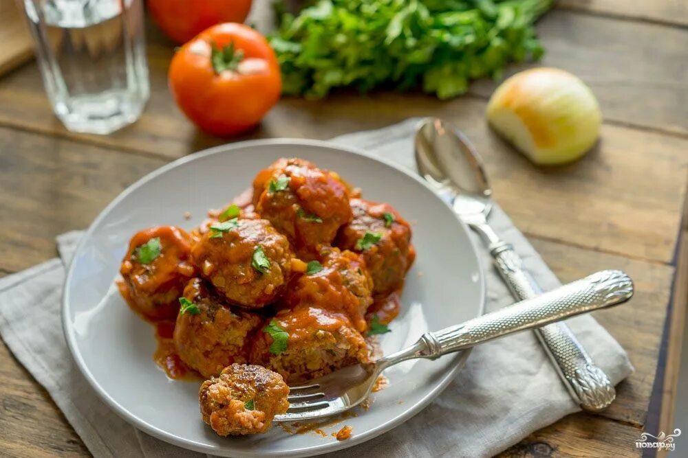 Тефтели с подливкой. Вкусные тефтели с подливкой. Пюре с подливкой. Тефтели с рисом в садике. Тефтели в томатном соусе как в садике.