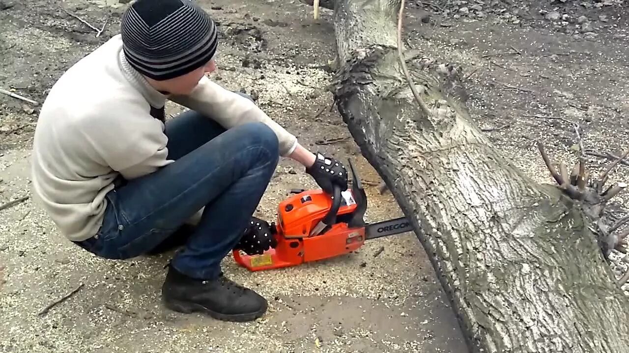 Пилить упавшие деревья