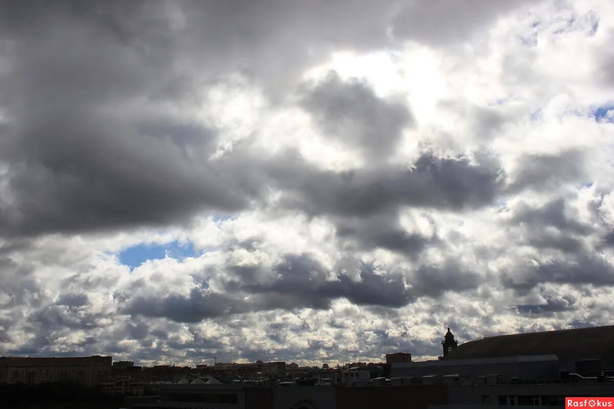 Воздух пахнет небом. Тучи над городом. Облака над домом. Черные тучи над городом. Мадрид пасмурное утро.