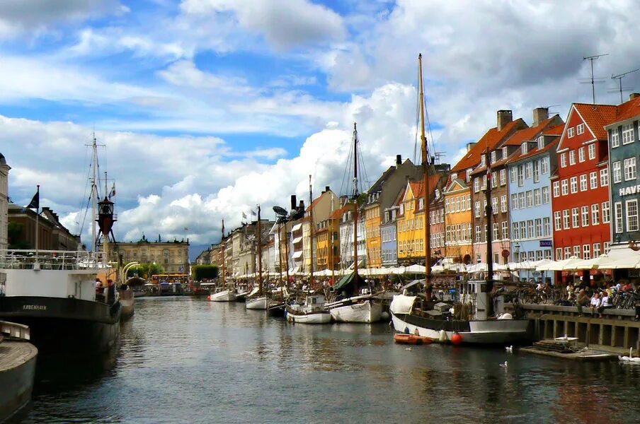 Время в копенгагене сейчас. Копенгаген столица Дании. Швеция столица Копенгаген. Столица Дании Копенгаген фото. Копенгаген и Стокгольм.