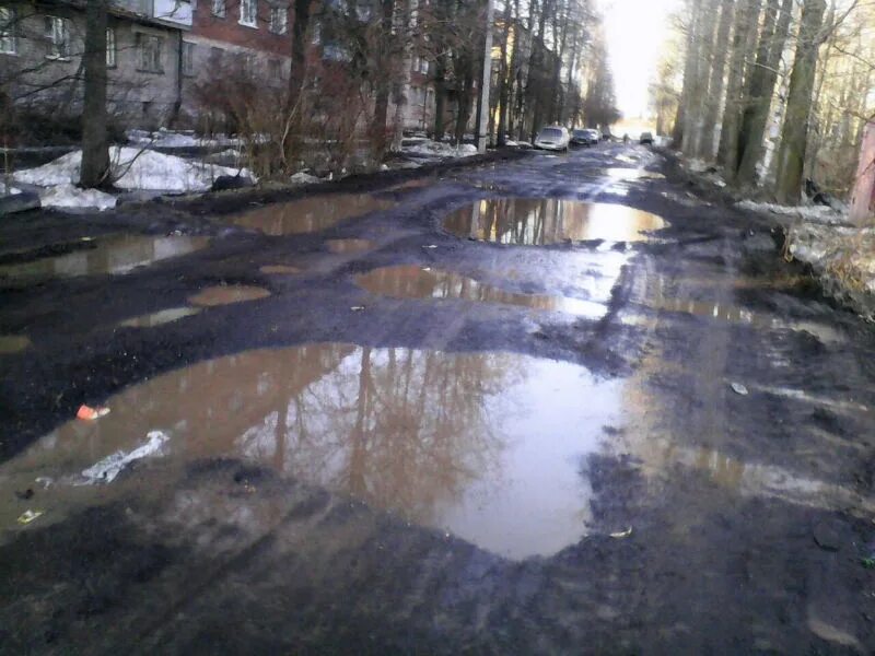 Аллергия на таяние снега. Лужи в городе. Таяние снега в городе. Таяние снега загрязняет Волгу. Переулок с лужами.