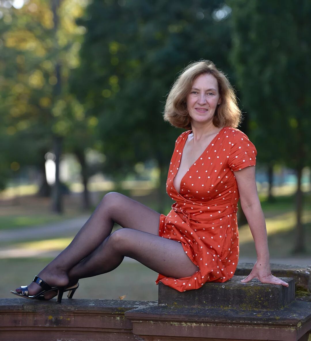 Красивые взрослые женщины. Красивые пожилые. Портрет взрослой женщины. Дама средних лет. Пожилая женщина.